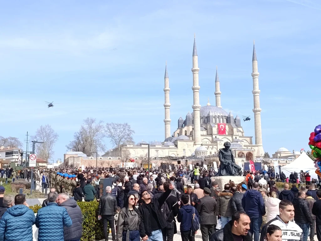 Edirne'de düzenlenen Balkan Şehitlerini Anma Günü törenlerinde yerli üretim ATAK helikopterleri Selimiye Camii semalarında nefes kesen bir gösteri sundu. Detaylar haberimizde.