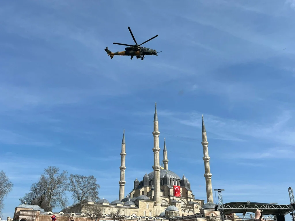 Edirne'de düzenlenen Balkan Şehitlerini Anma Günü törenlerinde yerli üretim ATAK helikopterleri Selimiye Camii semalarında nefes kesen bir gösteri sundu. Detaylar haberimizde.