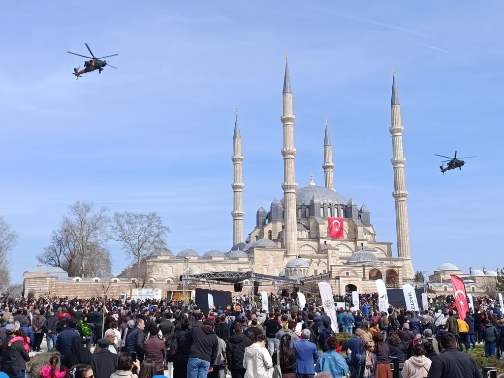 Edirne'de düzenlenen Balkan Şehitlerini Anma Günü törenlerinde yerli üretim ATAK helikopterleri Selimiye Camii semalarında nefes kesen bir gösteri sundu. Detaylar haberimizde.