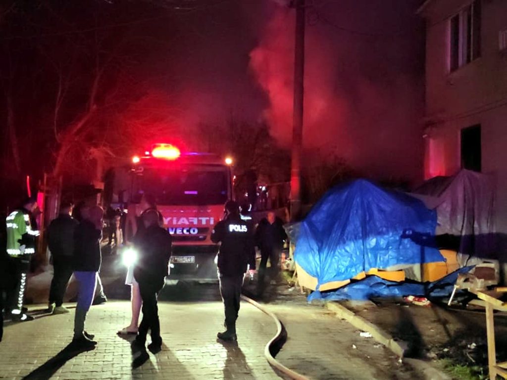 Alevler içinde yavru köpekler için seferberlik