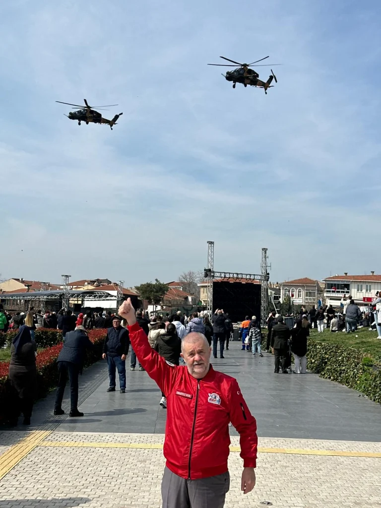 Edirne'de 26 Mart Balkan Şehitlerini Anma Günü'nde Kurabiyeci Dede Arif Meriç'ten ay-yıldızlı badem ezmesi sürprizi. ATAK helikopterleri eşliğinde tarihi bir gün yaşandı.