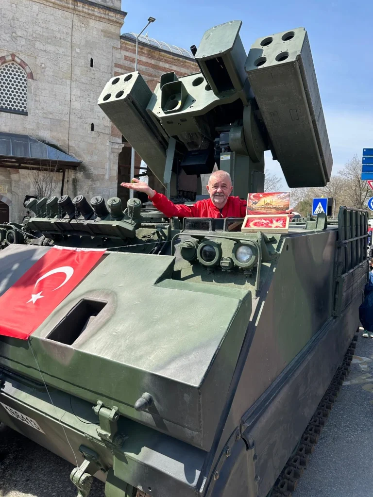 Edirne'de 26 Mart Balkan Şehitlerini Anma Günü'nde Kurabiyeci Dede Arif Meriç'ten ay-yıldızlı badem ezmesi sürprizi. ATAK helikopterleri eşliğinde tarihi bir gün yaşandı.