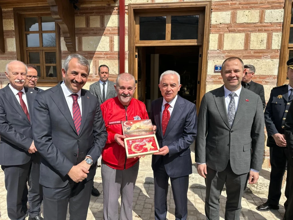 Edirne'de 26 Mart Balkan Şehitlerini Anma Günü'nde Kurabiyeci Dede Arif Meriç'ten ay-yıldızlı badem ezmesi sürprizi. ATAK helikopterleri eşliğinde tarihi bir gün yaşandı.