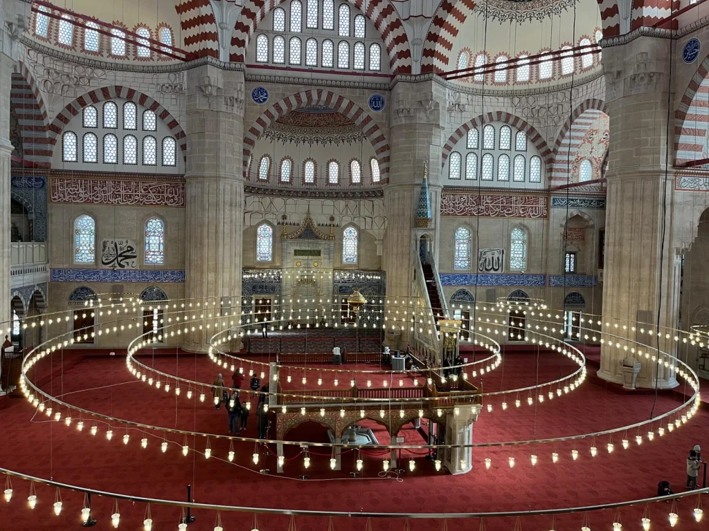 Taşın dehayla dansına hazır mısınız? 80 yaşındaki bir devin, Mimar Sinan’ın dünyaya meydan okuduğu o eşsiz imza: Selimiye! 5 yıllık büyük restorasyon bitti ve Selimiye, 2026 Ramazan’ıyla kapılarını yeniden açtı.

Ayasofya’nın bin yıllık 