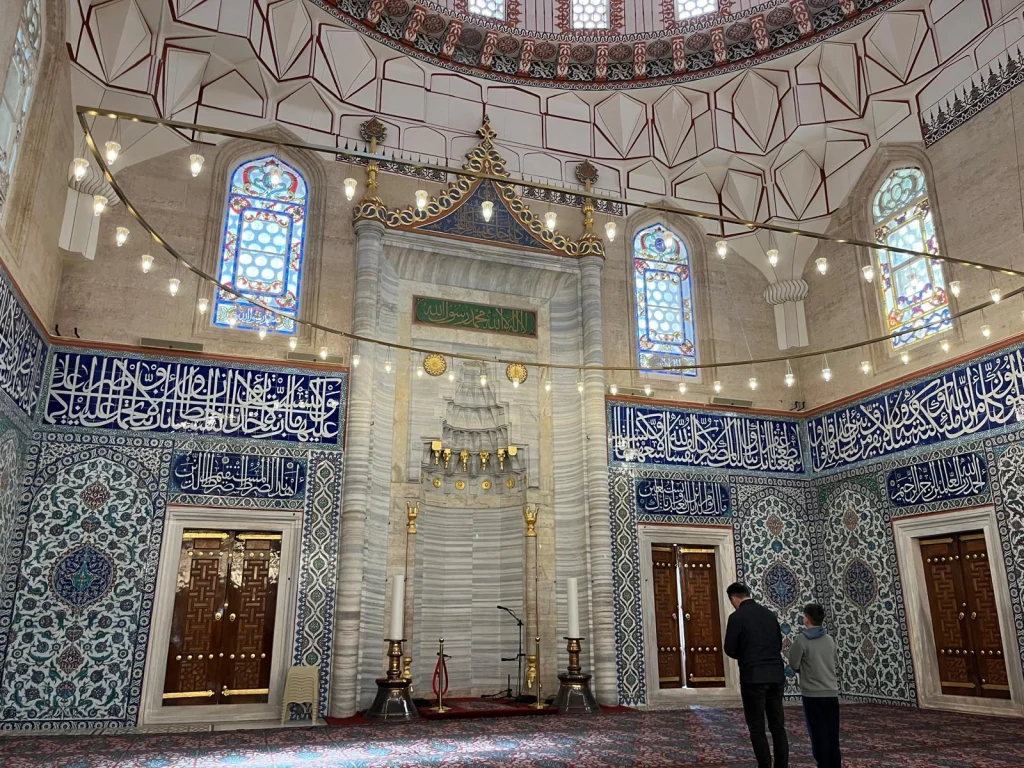 (0:00-0:10) Giriş
Edirne’nin kalbinde, Selimiye’nin gölgesinde ama ondan çok daha derin bir ruh... Osmanlı’nın Fetret Devri’ndeki varoluş mücadelesinin abidesi: Eski Cami.

(0:10-0:25) Tarih ve Mimari
1403’te temeli atılan bu yapı, tam 11 yılda tamamlandı. Dokuz devasa kubbesi ve iç mekandaki dört büyük fil ayağıyla 