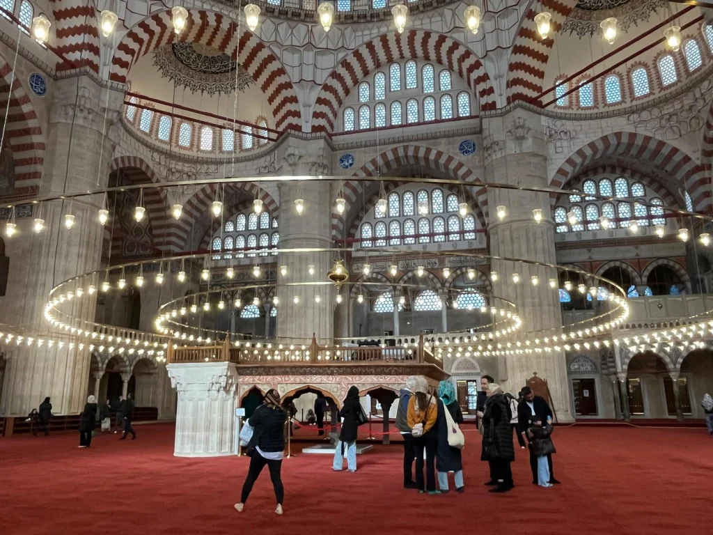 (0:00-0:10) Giriş
Edirne’nin kalbinde, Selimiye’nin gölgesinde ama ondan çok daha derin bir ruh... Osmanlı’nın Fetret Devri’ndeki varoluş mücadelesinin abidesi: Eski Cami.

(0:10-0:25) Tarih ve Mimari
1403’te temeli atılan bu yapı, tam 11 yılda tamamlandı. Dokuz devasa kubbesi ve iç mekandaki dört büyük fil ayağıyla 