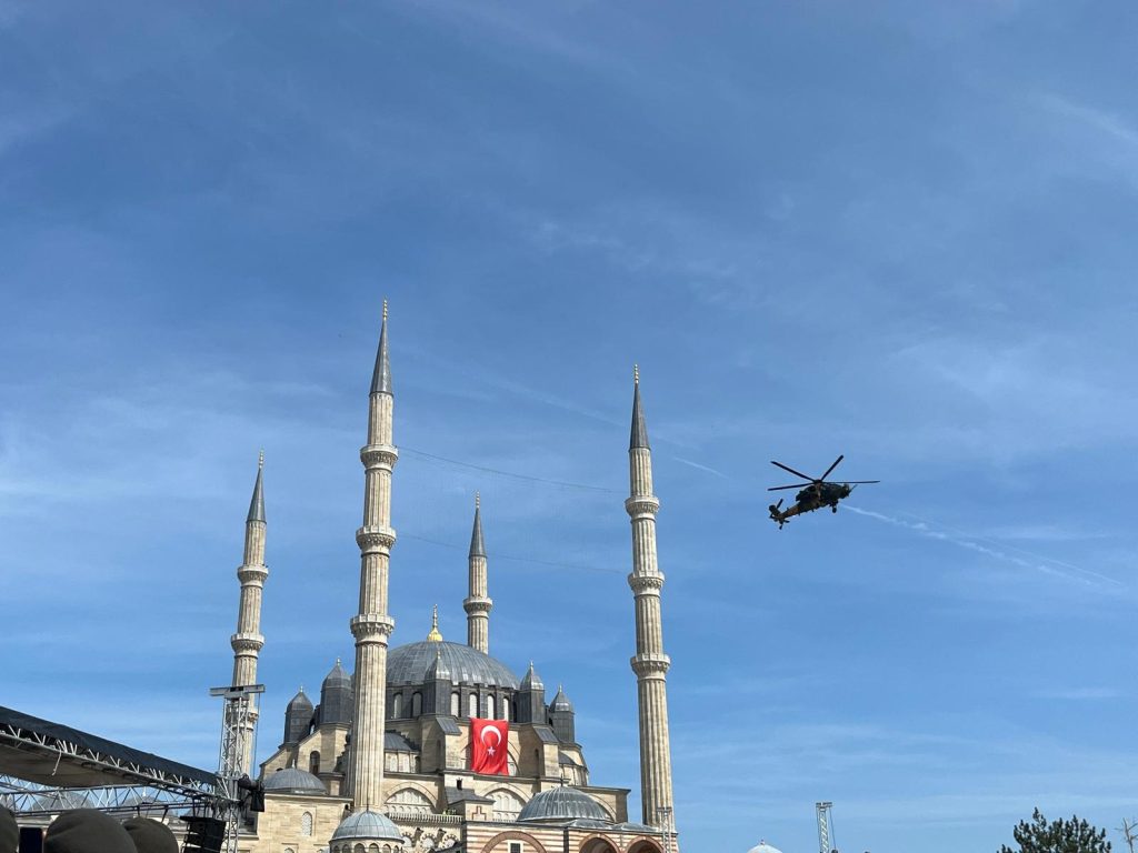 Edirne'de düzenlenen Balkan Şehitlerini Anma Günü törenlerinde yerli üretim ATAK helikopterleri Selimiye Camii semalarında nefes kesen bir gösteri sundu. Detaylar haberimizde.