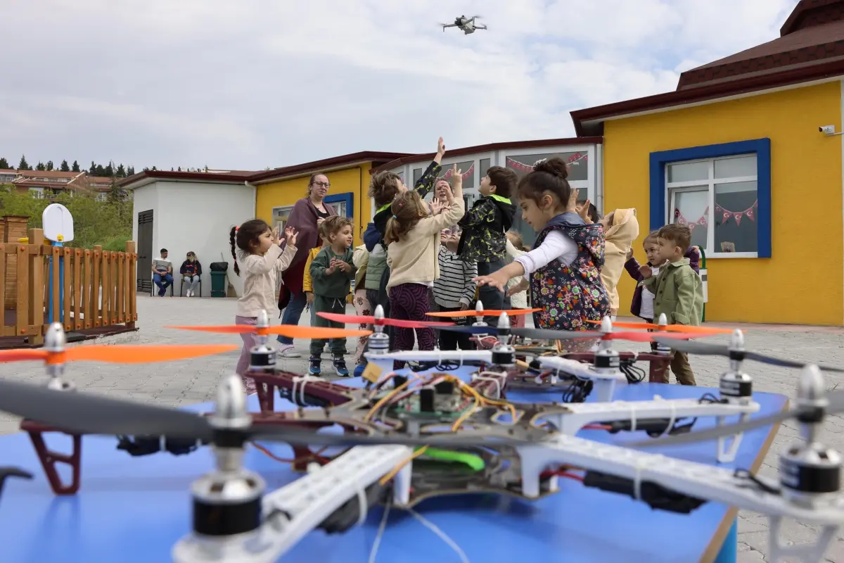 Anaokulunda miniklerin dron heyecanı