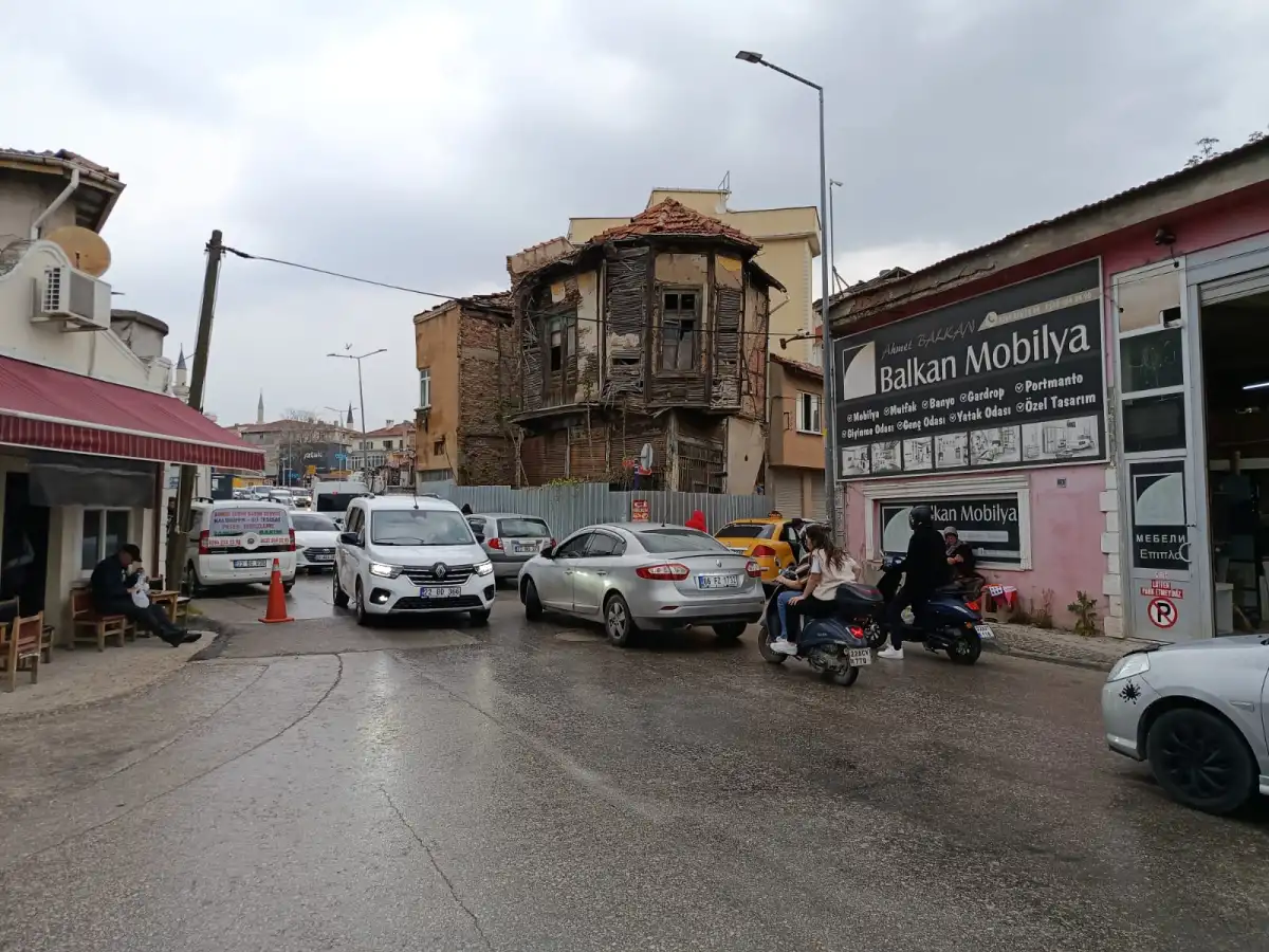 Asfalt ve yağmur üst üste geldi: Trafikte zor anlar