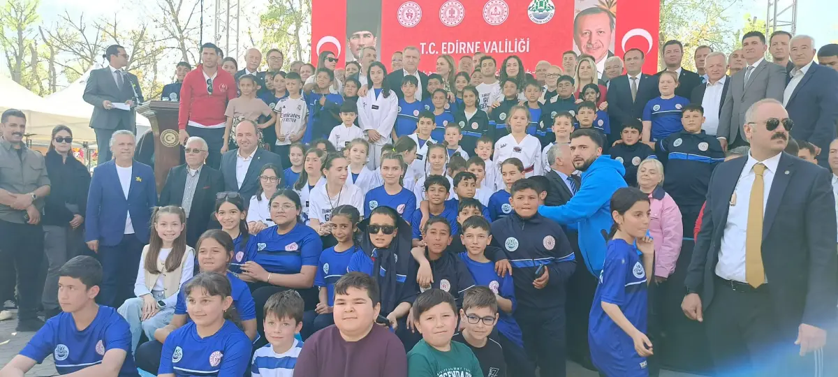 Bakan Bak’tan Öğrencilere Milli Maç Sözü