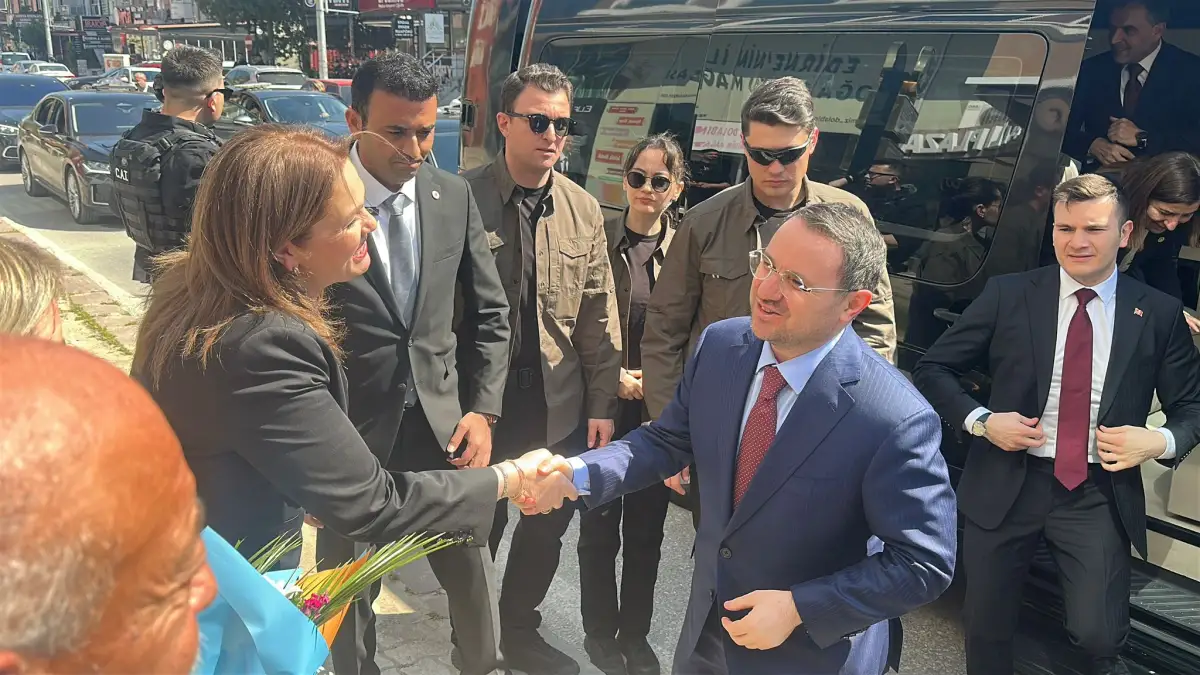 Bakan Gürlek'ten AK Parti İl Başkanlığı'na ziyaret