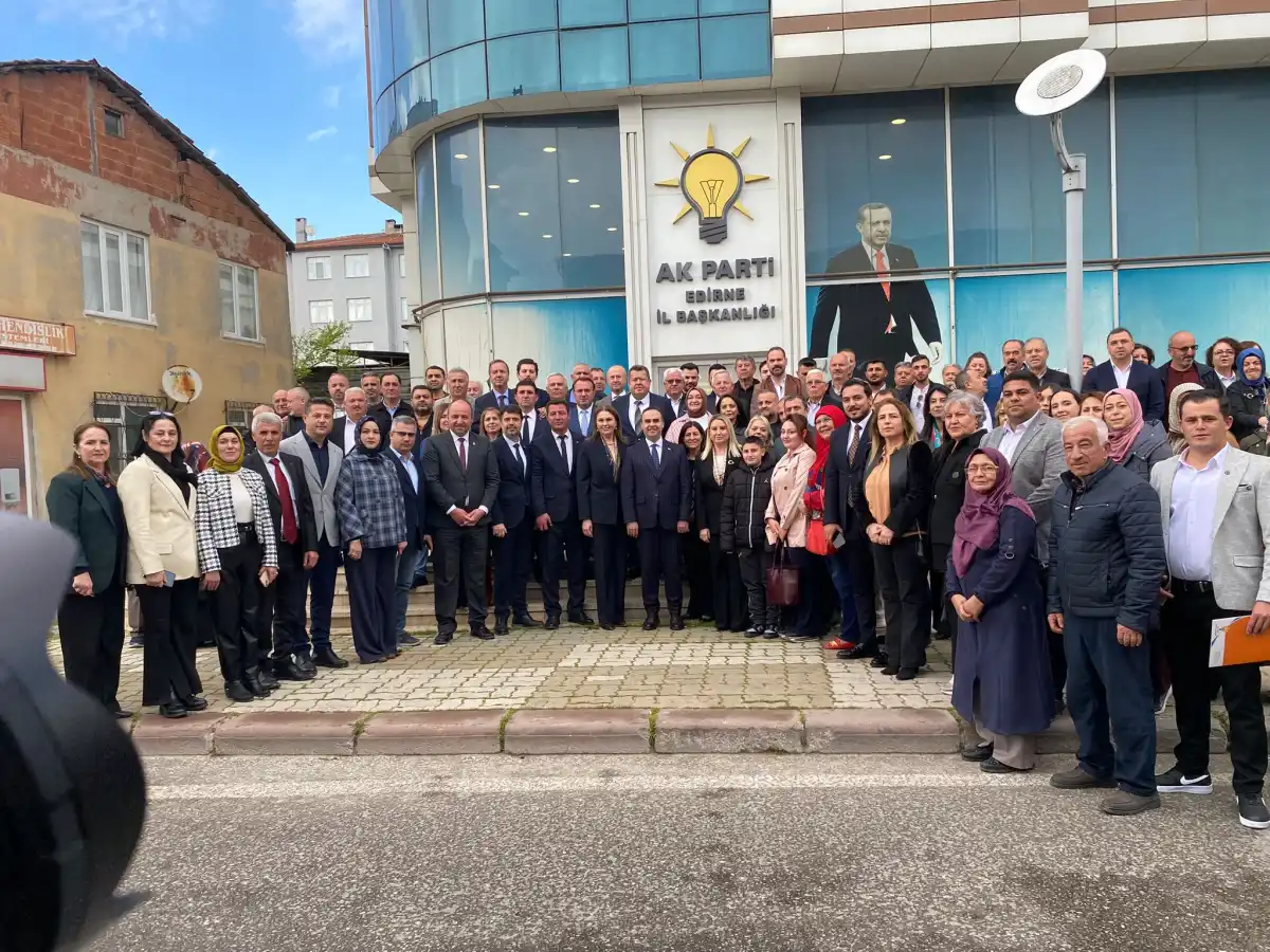 Bakan Kacır'dan AK Parti'ye ziyaret