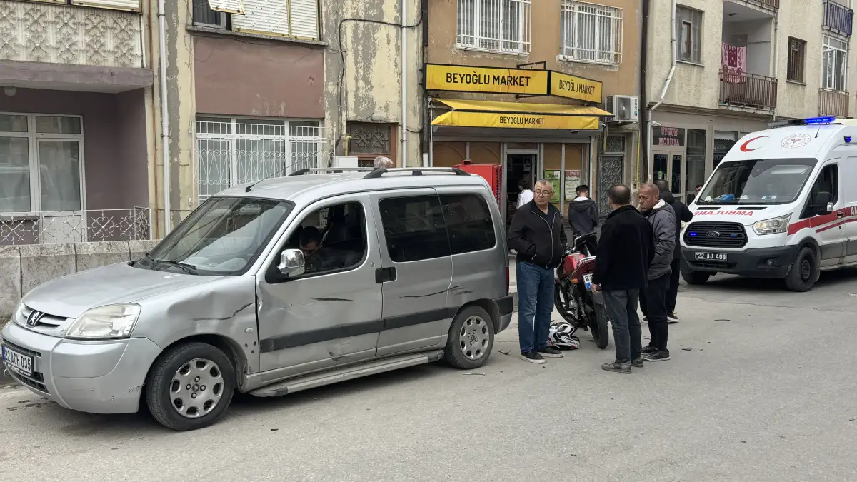 Bisikletle motosikletin çarpıştığı kaza güvenlik kamerasında