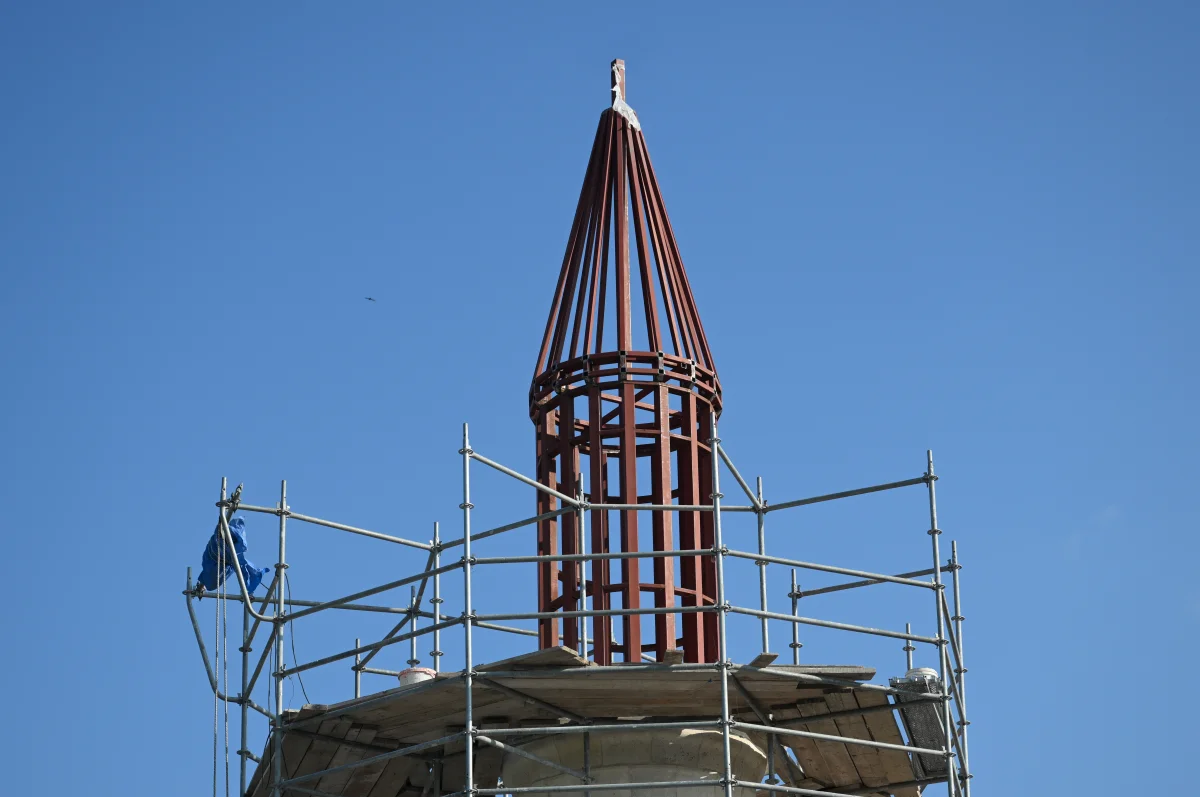 Camisi'nin tarihi minaresi "hafif külahla" tamamlandı