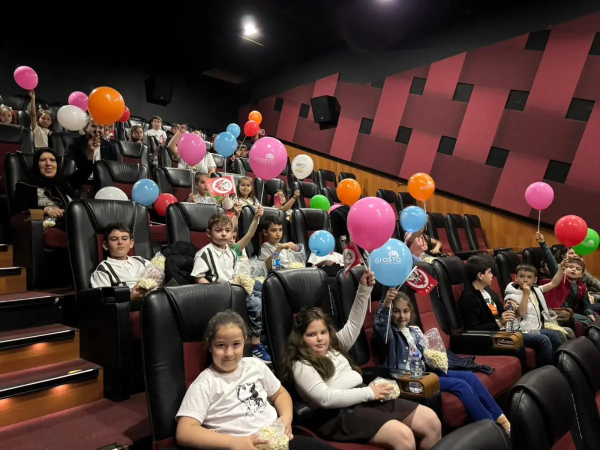 CHP'li gençlerden çocuklara anlamlı sinema etkinliği