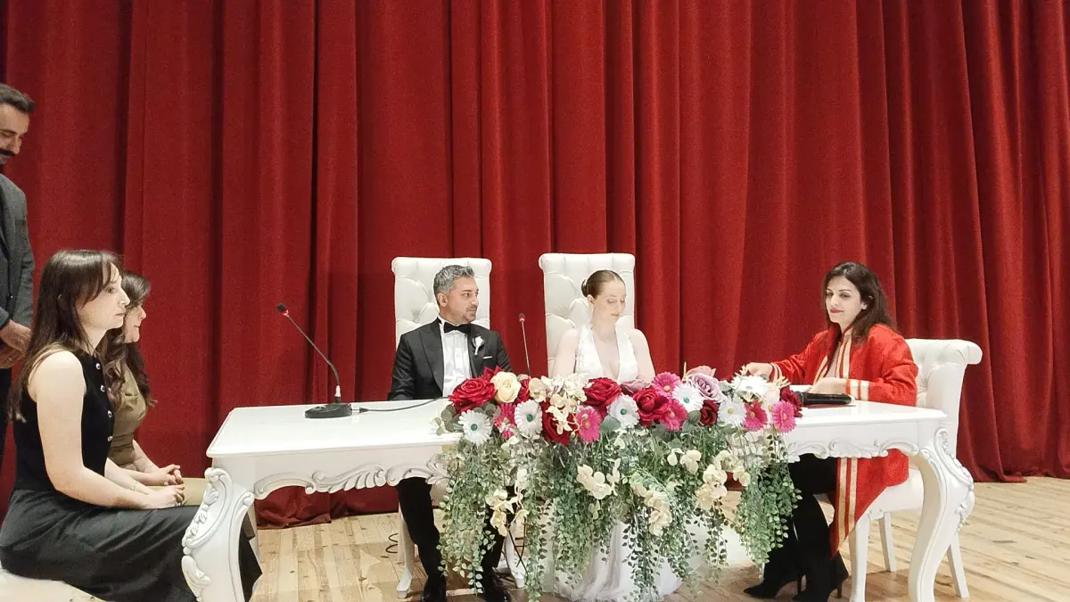 Ecem ve Ekin'den mutluluğa imza