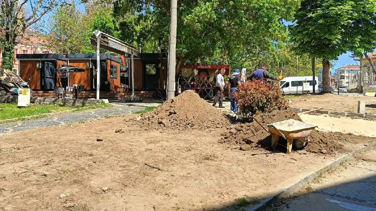 Eski Camii Önünde Hummalı Mesai!