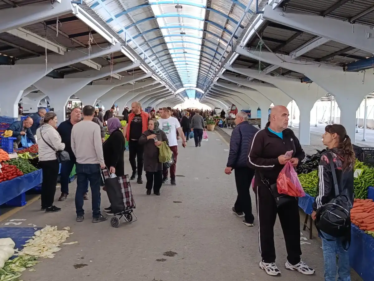 Fiyatı üçte birine düştü, vatandaş salatalığa akın etti