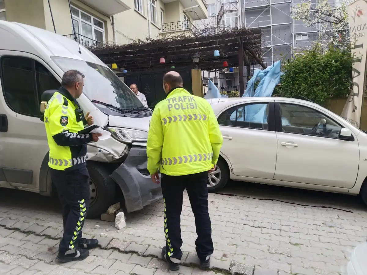 Freni Patlayan Minibüs Dehşet Saçtı