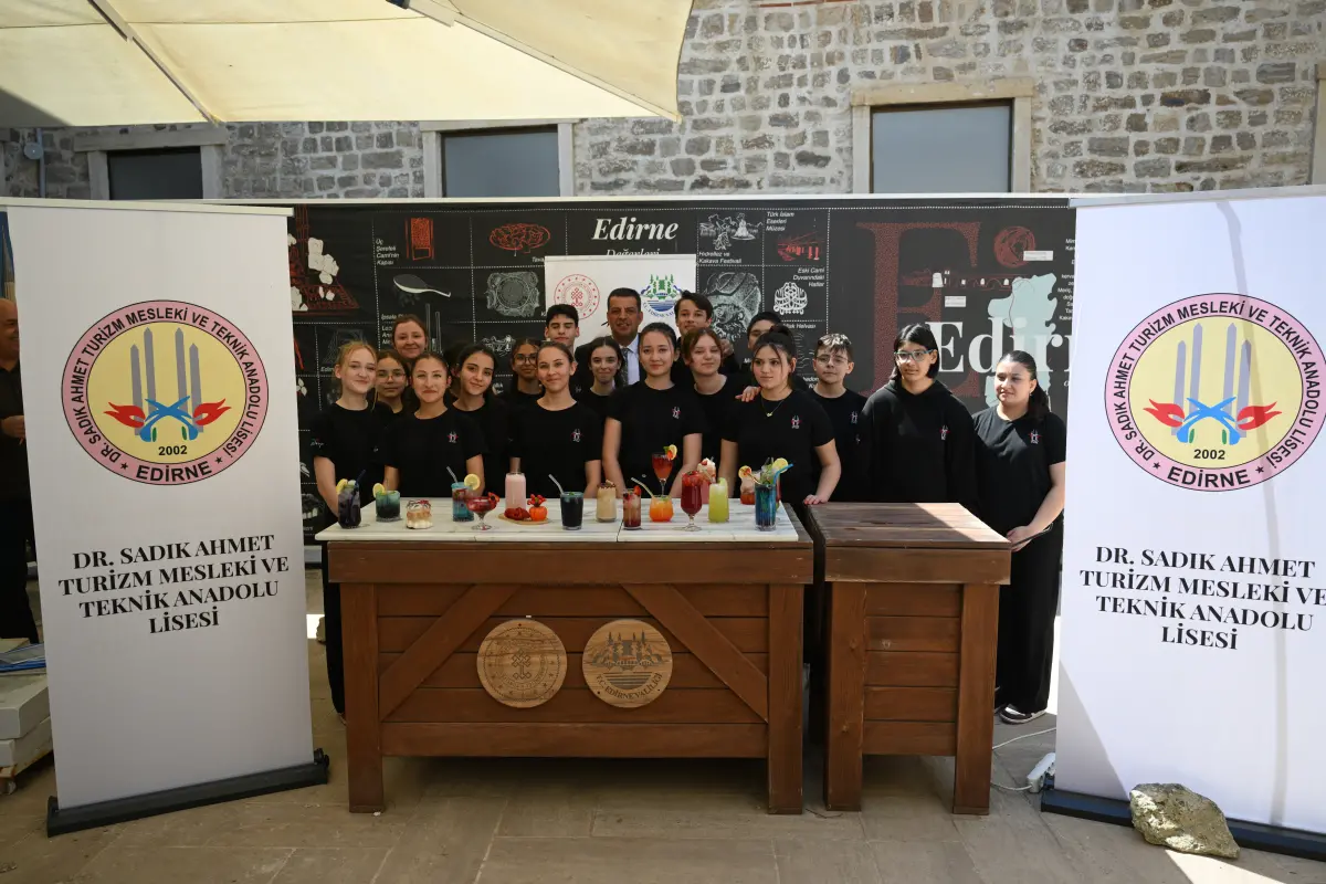 Genç Aşçılardan Lezzet Şovu:  İçecek Yarışması Nefes Kesti Birinci, "Pembe Senfoni" oldu