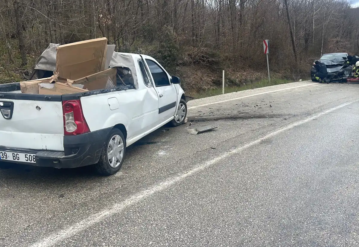 Kamyonetle otomobil çarpıştı: 4 yaralı