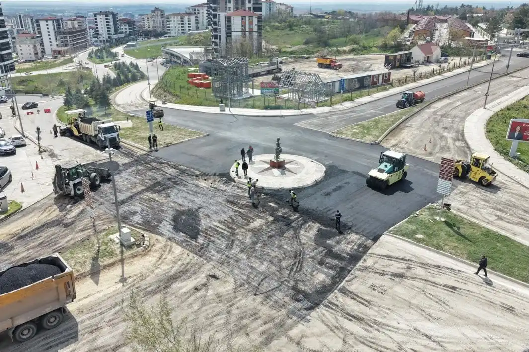 Kavşak Trafiğe Kapandı: Asfalt Mesaisi sürüyor