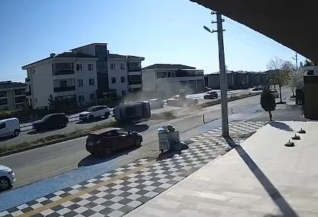 Kaza anı güvenlik kamerasında görüntülendi: 5 kişi yaralandı