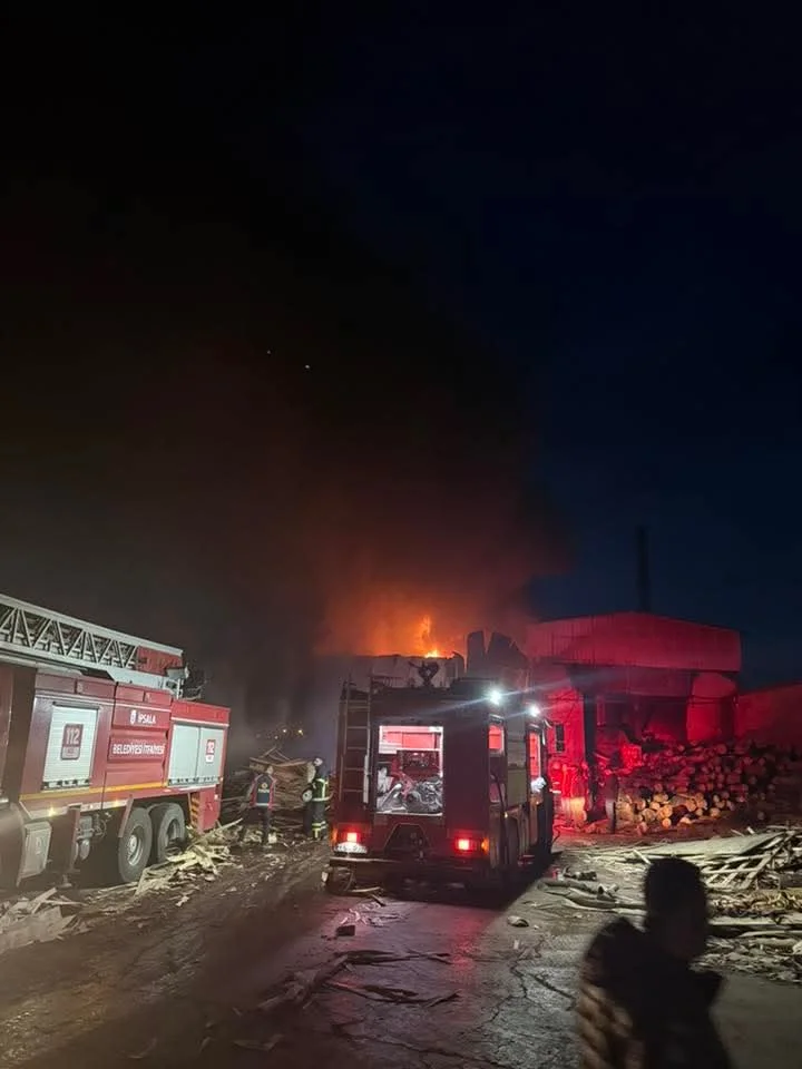 Kereste fabrikasındaki yangın söndürüldü