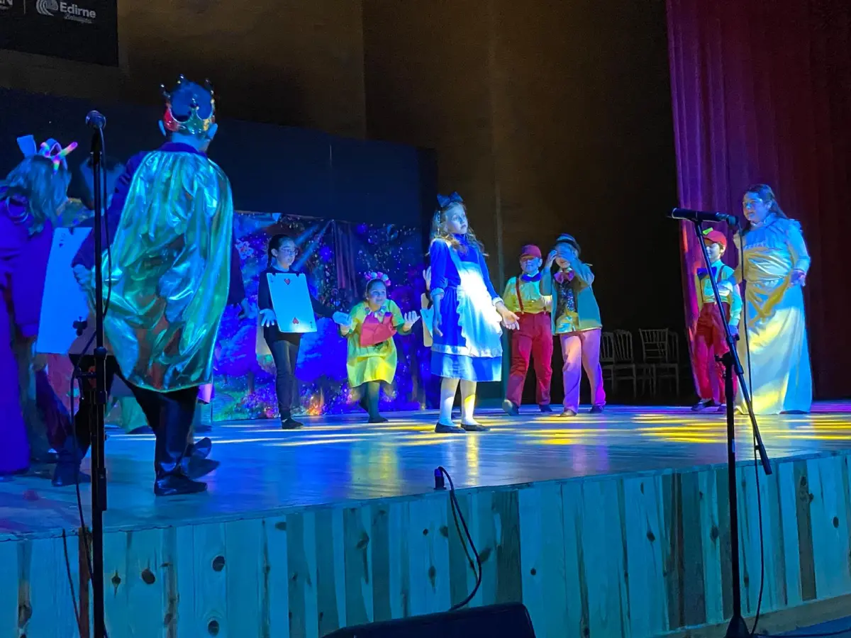 Minik Yıldızlar Sahneyi Büyüledi:  “Alis’in Harikalar Diyarı”na Yoğun İlgi
