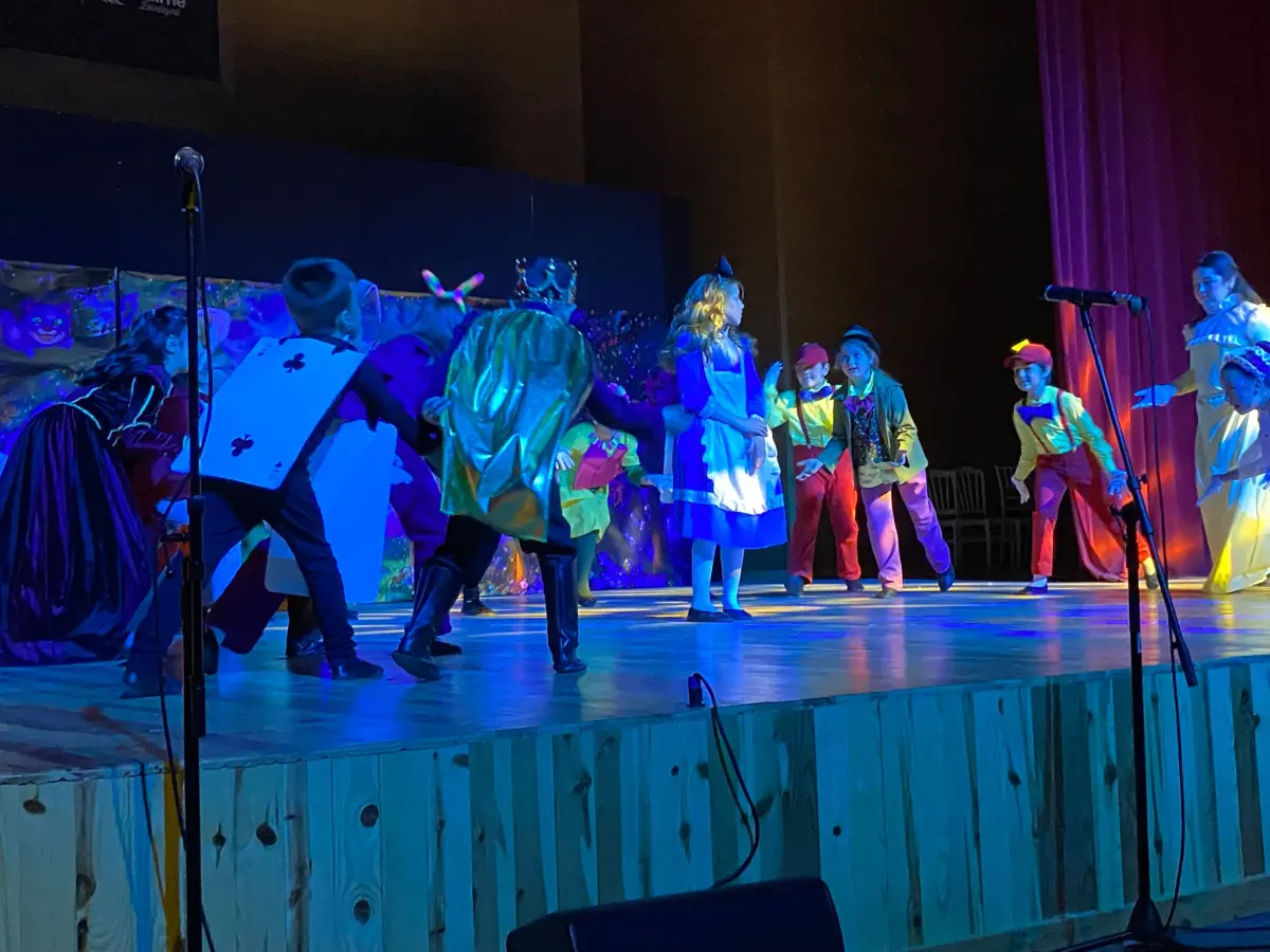 Minik Yıldızlar Sahneyi Büyüledi:  “Alis’in Harikalar Diyarı”na Yoğun İlgi