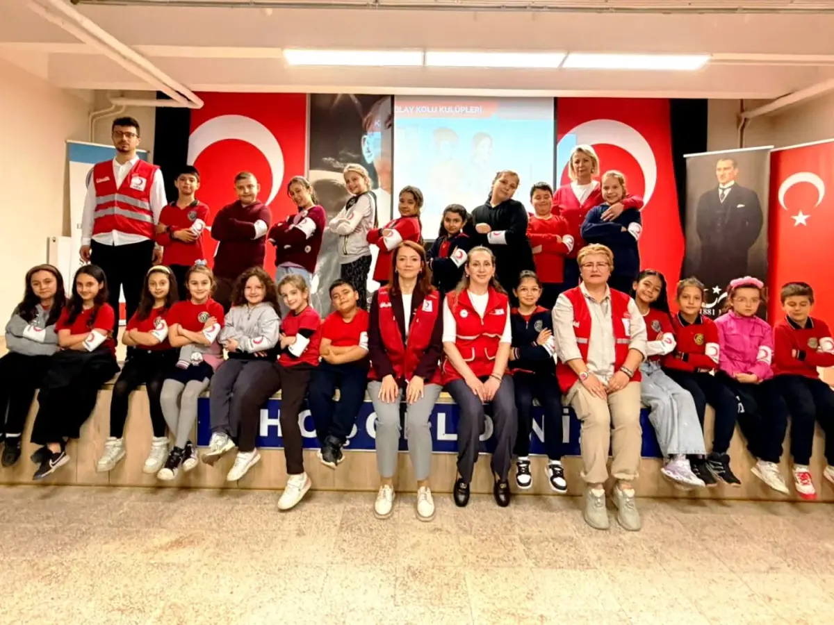 Öğrencilere "Kızılay kolluğu" dağıtıldı