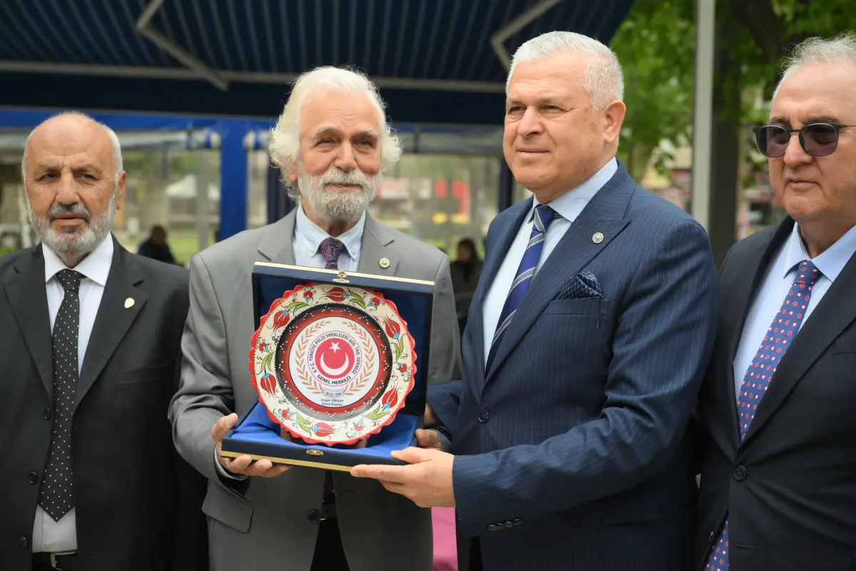 Polis Emeklileri Derneği'nden Zagor'a plaket