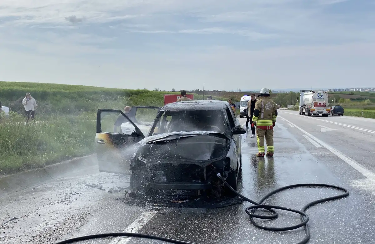 Seyir halindeyken alev alan otomobil kullanılamaz hale geldi