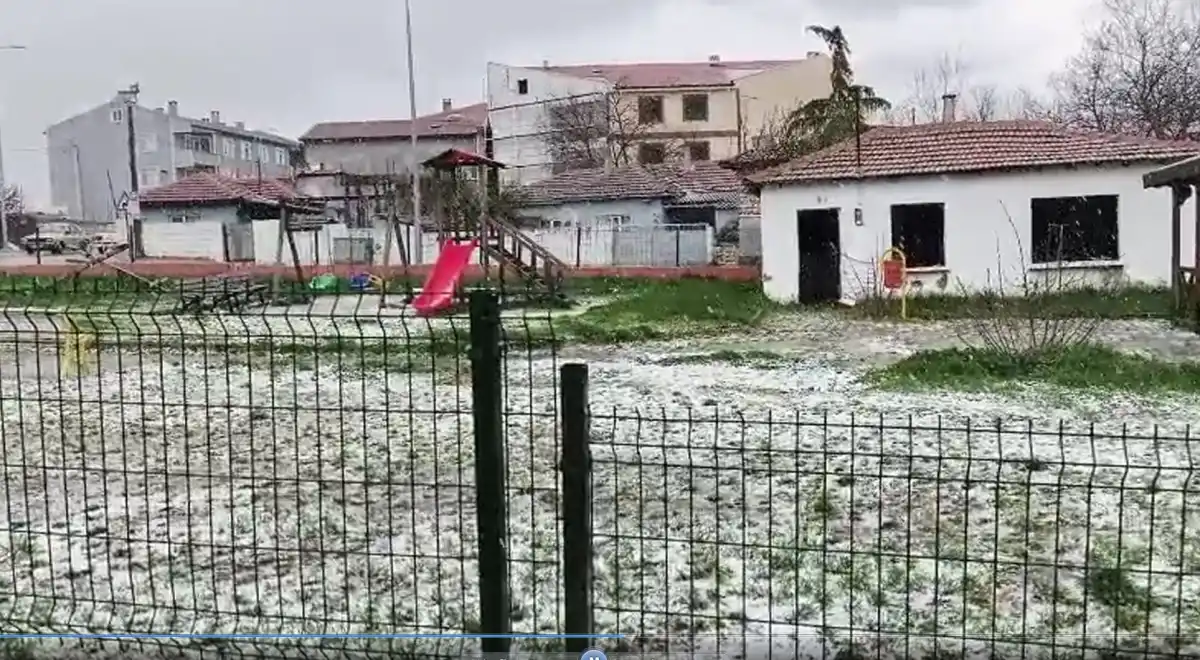 Süloğlu'nda Beklenmedik Dolu: Yerler Beyaz Örtüyle Kaplandı