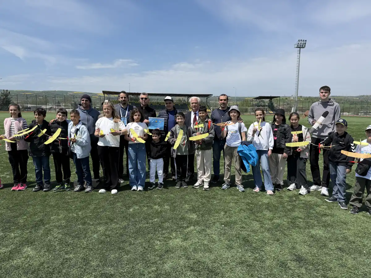 Tekirdağ'da öğrenciler tasarladıkları model uçaklarla yarışıyor