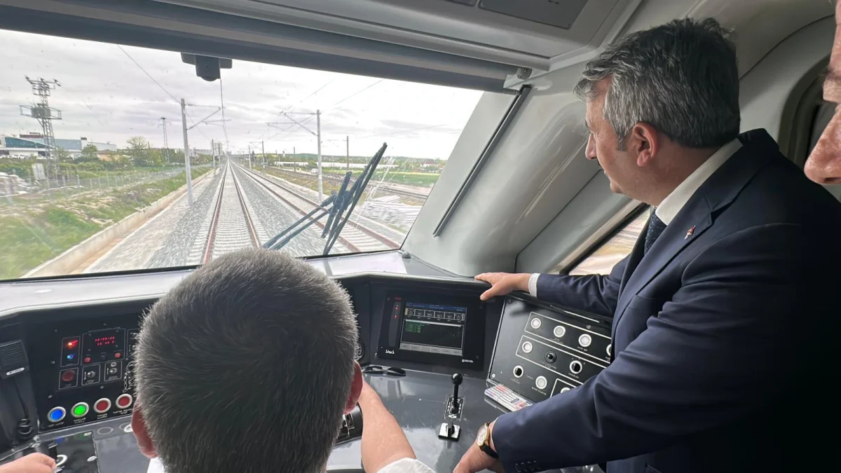 Vali Sezer hızlı trenin başında: Test sürüşüne katıldı