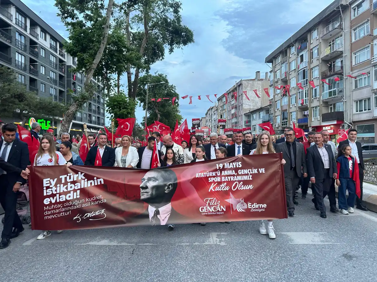 19 Mayıs Bayram Kutlamaları Fener Alayı İle Devam Ediyor