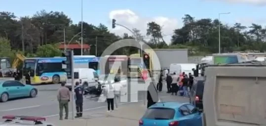 Arnavutköy'de 3 aracın karıştığı trafik kazasında 5 kişi yaralandı