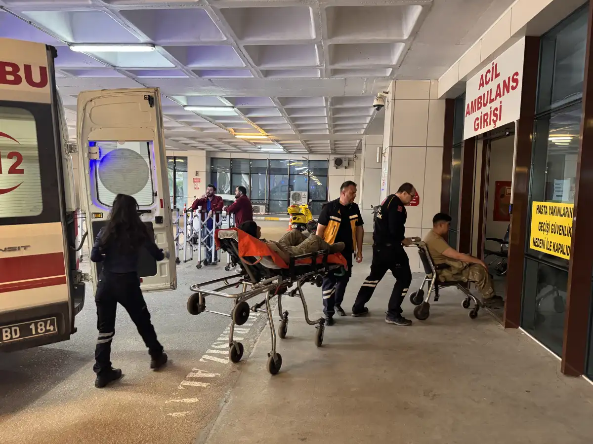 Askeri aracın duvara çarpması sonucu 2 asker yaralandı