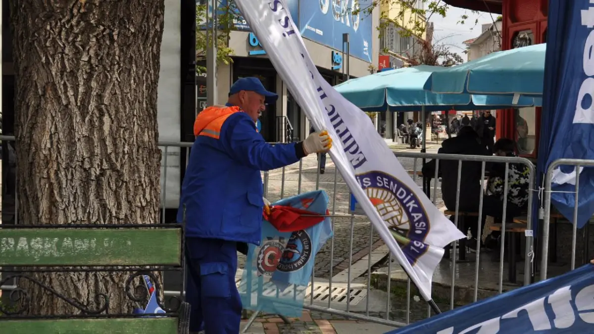 Bayram Bitti Çöpleri Toplamak Emekçilere Kaldı !