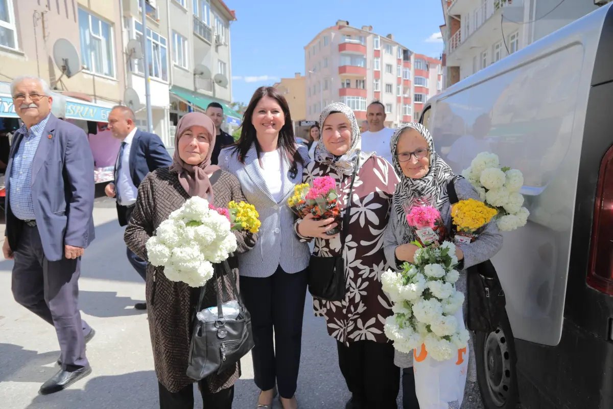 Belediyeden mahallelerde annelere çiçek hediyesi