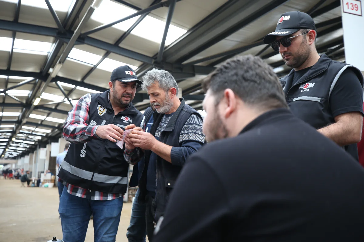 Bursa'da polis, sahte para ve dolandırıcılığa karşı bilgilendirme yaptı