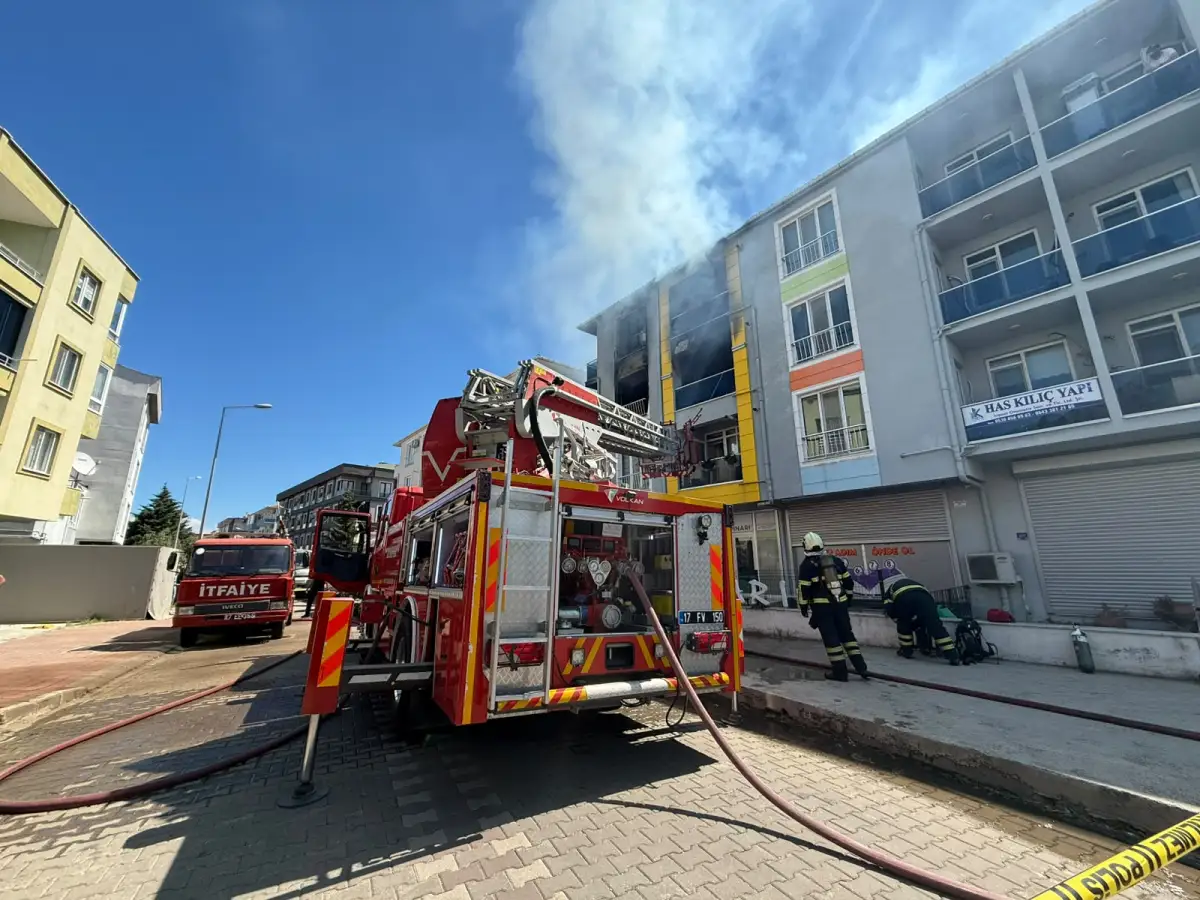 Çanakkale'de 3 katlı apartmanda çıkan yangın söndürüldü