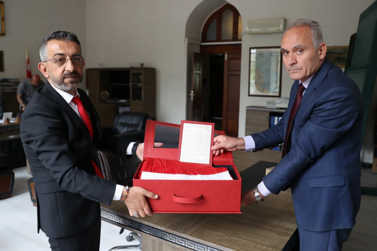 Çanakkale'den getirilen şehitlik bayrağı tarihi Konya Lisesi'ne teslim edildi