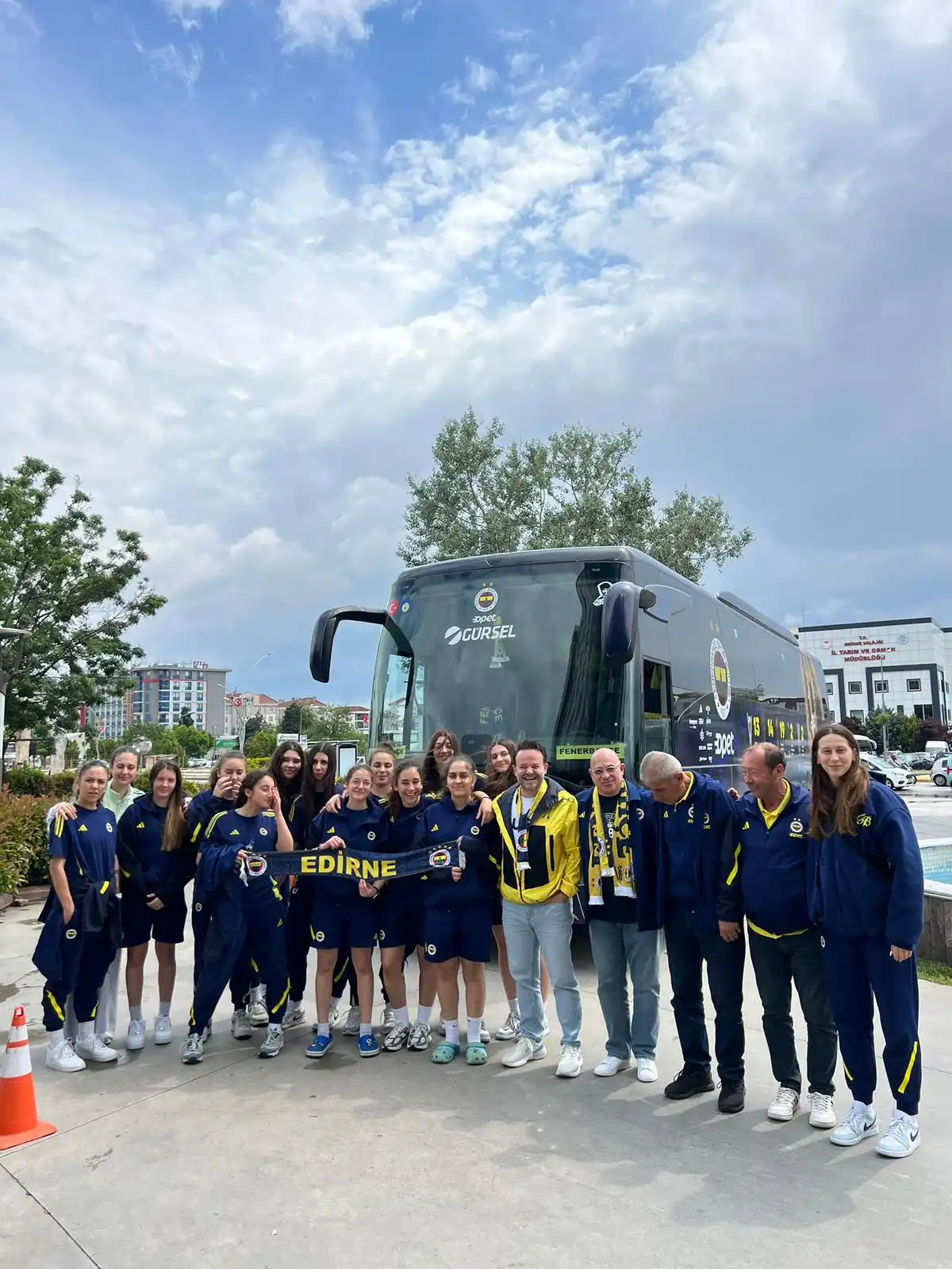 Edirne Fenerbahçeliler Derneği'nden U16 Kız Basketbol Takımı'na Moral Yemeği