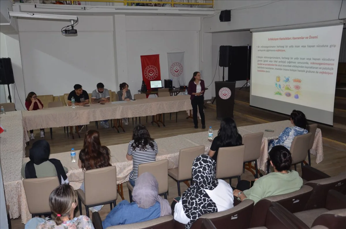 Edirne’de Aile ve Sosyal Hizmetler personeline enfeksiyon eğitimi verildi