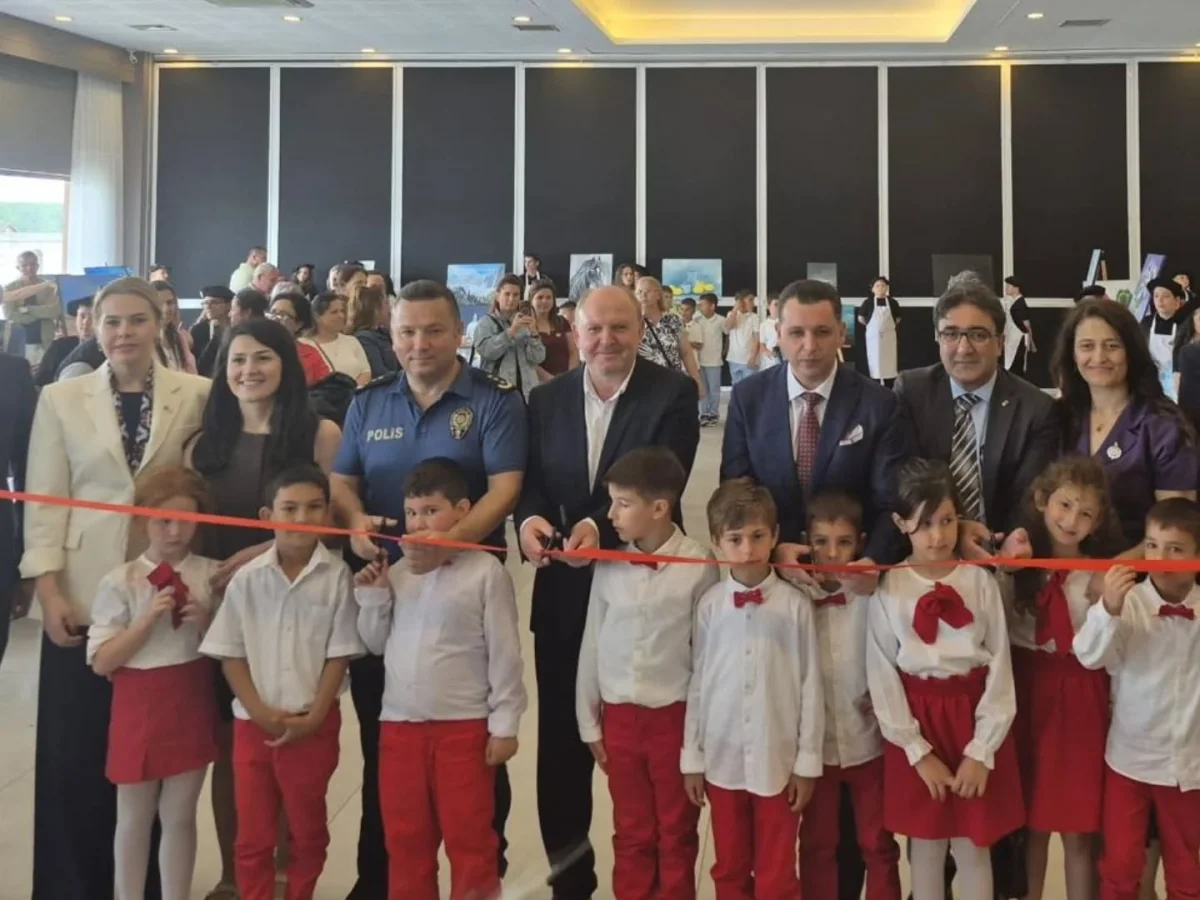 Edirne'de köy okulu öğrencilerinin hazırladığı resim sergisi açıldı