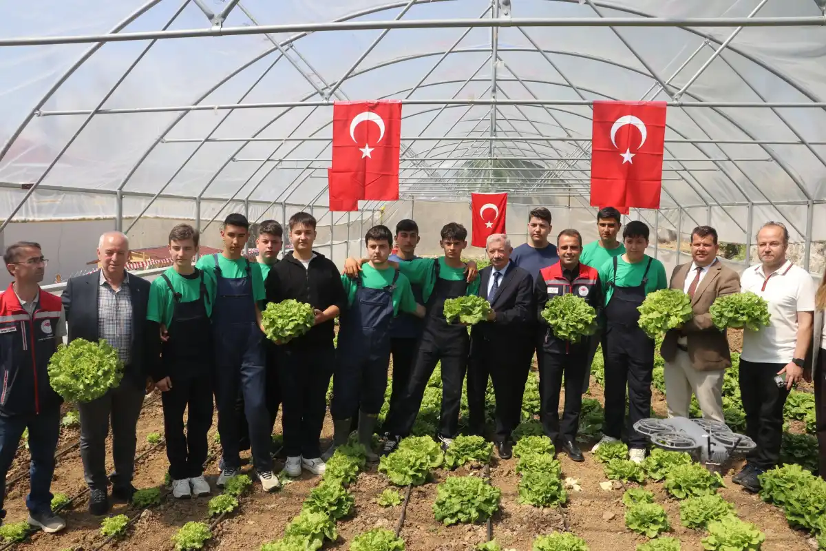 Geleceğin çiftçilerinden ilk hasat