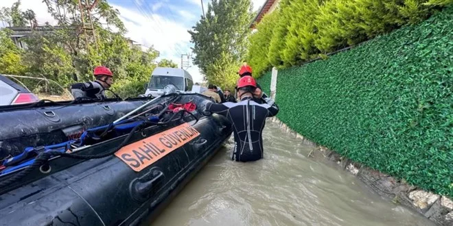 Hatay'da su baskınları nedeniyle mahsur kalan 20 kişi kurtarıldı
