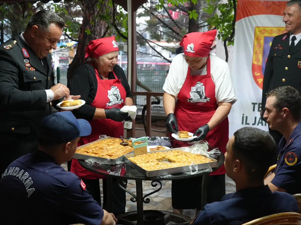 Kadınların yaptığı baklavalar Mehmetçiğe ikram edildi